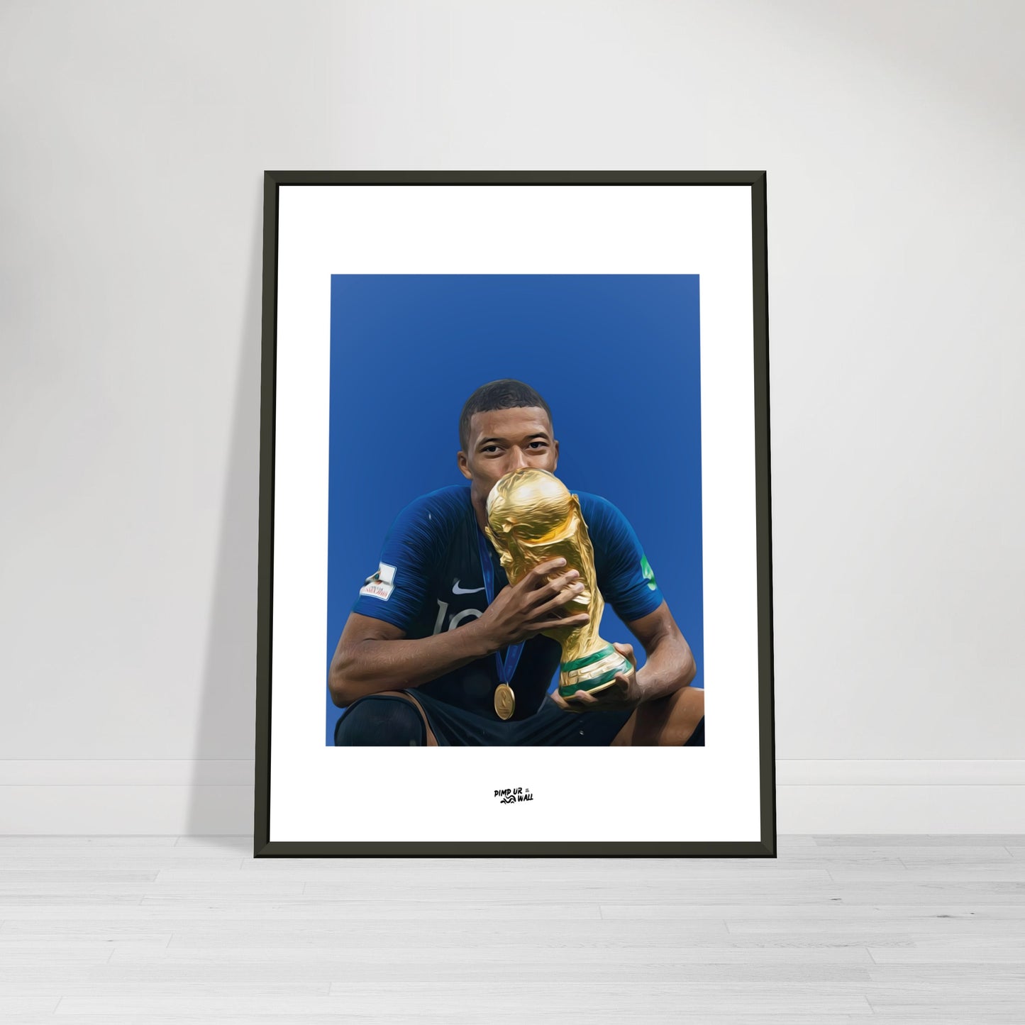 Kylian Mbappe mit dem Pokal nach dem Gewinn der Weltmeisterschaft 2018